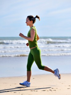 courir-sur-plage-vacances-bon-exercice-sport-coach-0113300